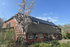 Hoeve voorkant met bloesem